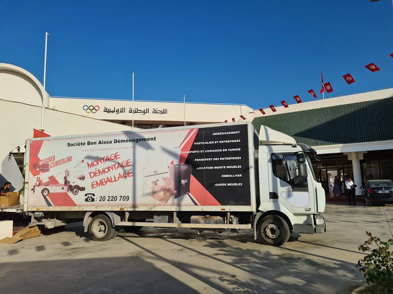 Camion de déménagement Ben Aissa Transport stationné devant des locaux professionnels à Tunis