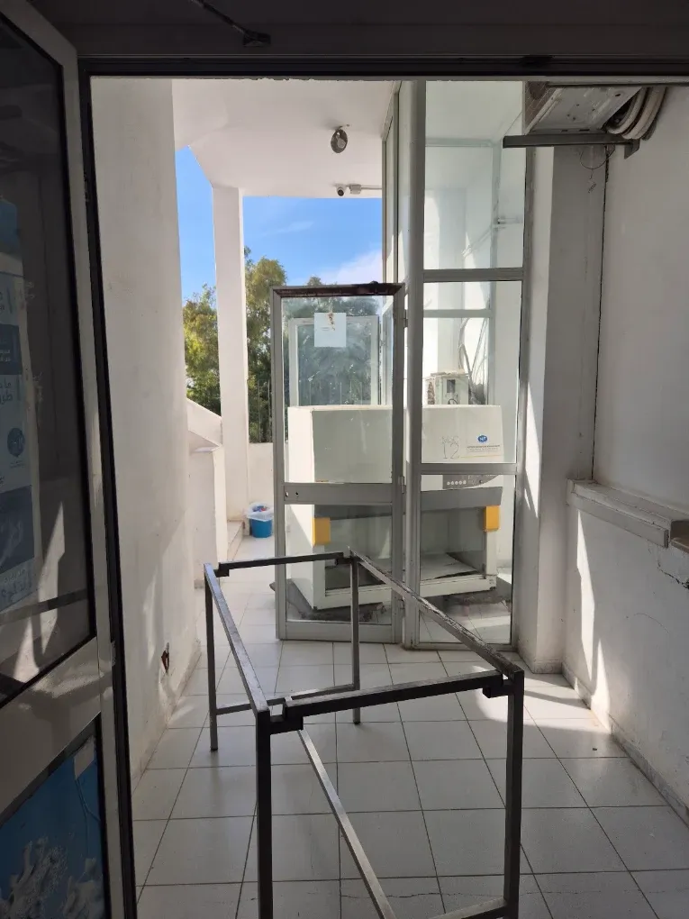 Hotte de laboratoire et équipement professionnel lors d’un déménagement d’entreprise en Tunisie