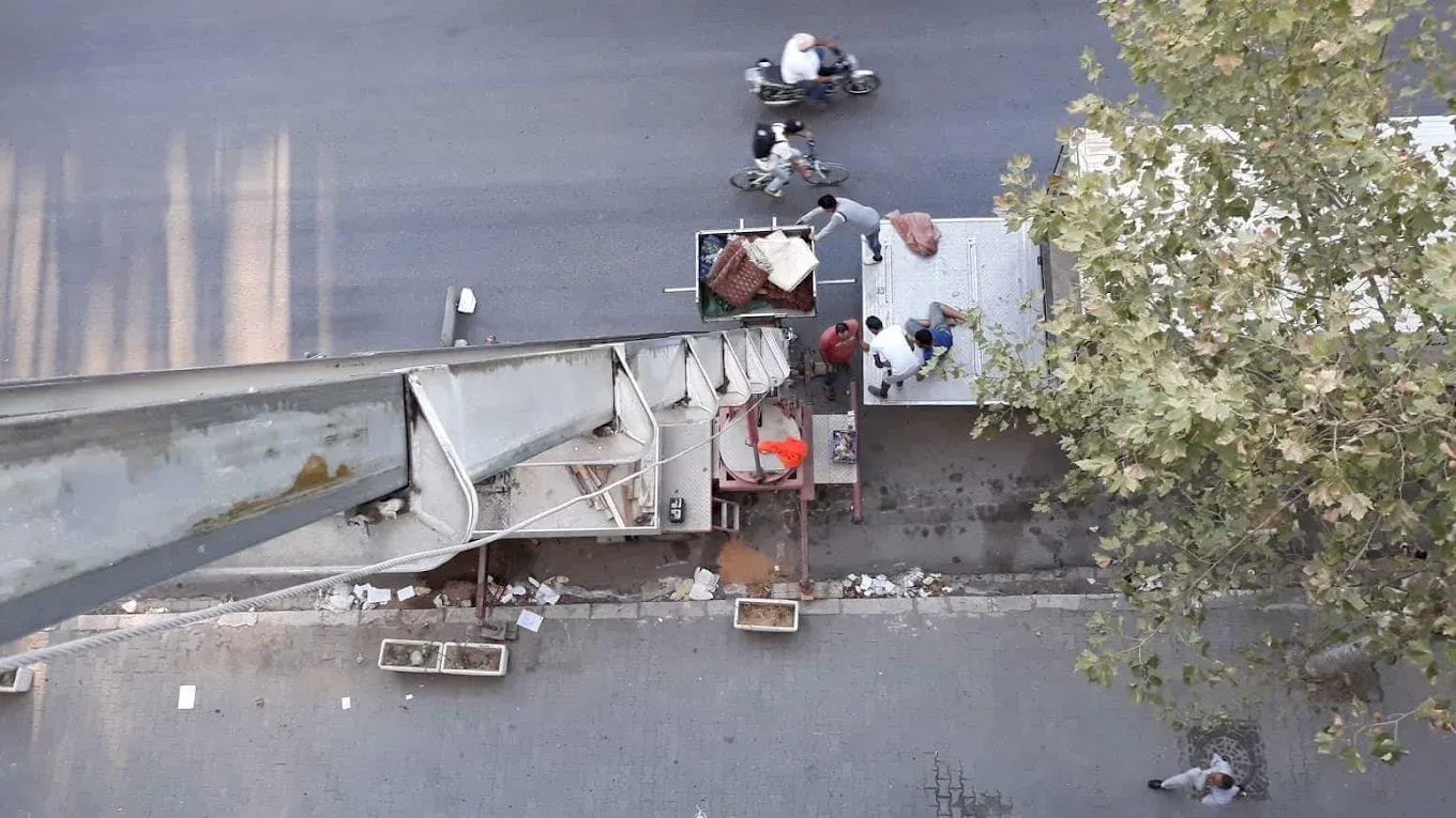 Vue d’en haut d’un monte-meuble et d’un camion de déménagement Ben Aissa Transport à Tunis